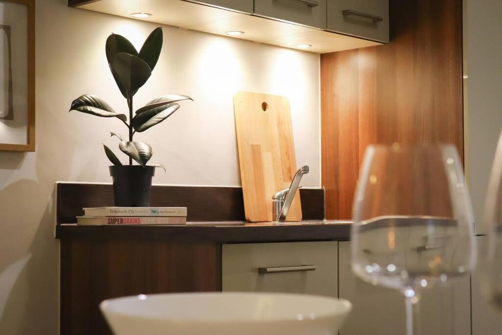Luxurious Fully Equipped Cowley 1 Bed With Free Parking Apartment *